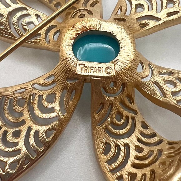 Crown Trifari  Brooch and CLIP Earrings White Art Deco Filigree Blue Stone - Picture 5 of 8